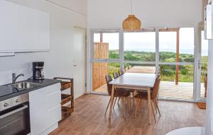 Η κουζίνα ή μικρή κουζίνα στο Gorgeous Home In Hanstholm With House Sea View