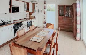 Køkken eller tekøkken på Gorgeous Home In Röbel With Sauna