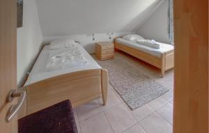 En eller flere senge i et værelse på Gorgeous Home In Röbel With Sauna + 7 billeder