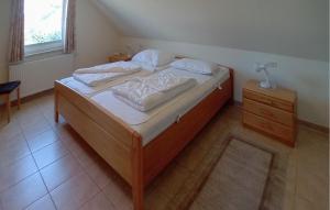 En eller flere senge i et værelse på Gorgeous Home In Röbel With Sauna