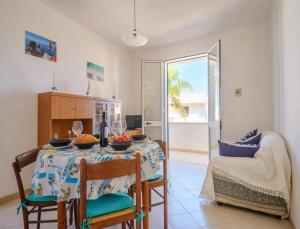 eine Küche und ein Esszimmer mit Tisch und Stühlen in der Unterkunft Coral Bay House in Torre dell'Orso
