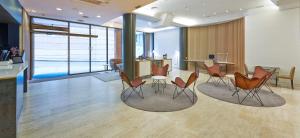 Habitación con sillas, mesa y barra. en NH Bilbao Deusto, en Bilbao