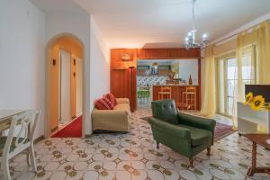 Χώρος καθιστικού στο Eremo degli Oleandri with pool