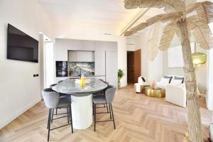 a kitchen and living room with a table and chairs at Antonia Luxury Home in Seville