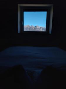une chambre avec une fenêtre avec vue sur les montagnes dans l'établissement Camere per Olimpiadi di Cortina 2026, à Col