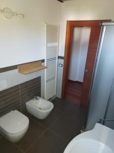 une salle de bain avec toilettes, lavabo et douche dans l'établissement Camere per Olimpiadi di Cortina 2026, à Col