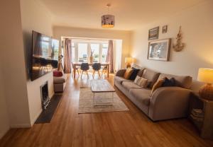 un salon avec un canapé et une table dans l'établissement Seaview Beach house stones throws from the sea By Air Premier, à Seaford