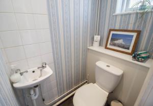 une salle de bains avec toilettes et lavabo dans l'établissement Seaview Beach house stones throws from the sea By Air Premier, à Seaford 15 autres photos