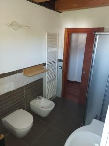 une salle de bain avec toilettes, lavabo et douche dans l'établissement Camere per Olimpiadi di Cortina 2026, à Col