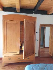 une armoire en bois avec une porte dans une pièce dans l'établissement Camere per Olimpiadi di Cortina 2026, à Col