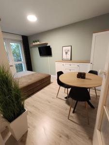 a room with a table and a bed and a table and chairs at Piotrków Trybunalski Comfort Apartment by BookingHost in Piotrków Trybunalski