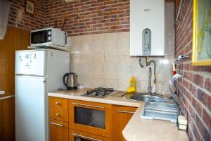 Η κουζίνα ή μικρή κουζίνα στο Doba in ua Starokazatskay Apartments +11 φωτογραφίες