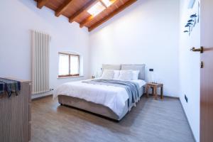 Postel nebo postele na pokoji v ubytování GuestHost - Valeggio sul Mincio Two-Levels Apt X4!