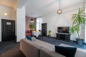 a living room with a couch and a tv at Pensiunea All Seasons in Iaşi