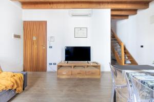 TV a/nebo společenská místnost v ubytování GuestHost - Valeggio sul Mincio Two-Levels Apt X4!