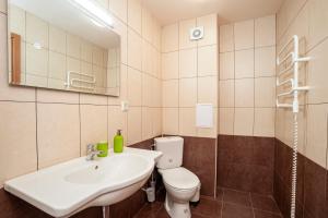 ein Badezimmer mit Waschbecken und Toilette in der Unterkunft GREEN STAR Grand Resort Pamporovo in Pamporowo + 42 Fotos