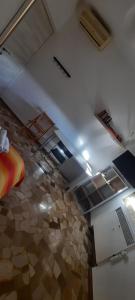 een lege kamer met een bed en een plafond bij La casa di Mariconcy in Bologna