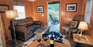 una sala de estar con un sofá y una mesa en Secluded Cabin Perfect for a Romantic Getaway in Austin County, Texas, en Cat Spring