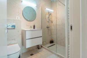 une salle de bain avec douche, lavabo et toilettes dans l'établissement Ivory by Blvd 25B4 - Premium Studio with Garden View, à Bucarest