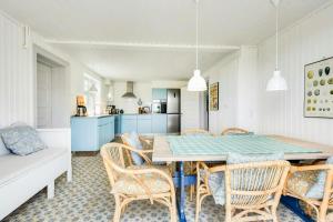 Η κουζίνα ή μικρή κουζίνα στο Skipper House With Views Of The North Sea +12 φωτογραφίες