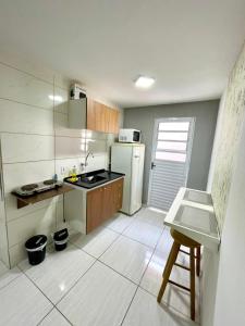 een kleine keuken met een spoelbak en een koelkast bij Studio 107 in Sao Paulo +10 foto's