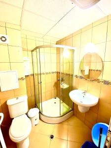 Un baño con ducha, inodoro y lavabo. en Grand Kamelia apartments, en Sunny Beach