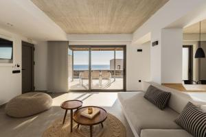 提诺斯Blue Gres Villa Tinos的客厅里有一张沙发和一张桌子。