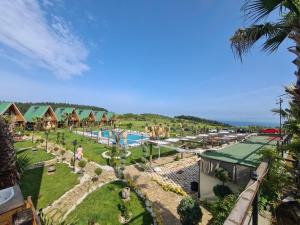 een luchtfoto van een resort met zwembad bij Bisanthe Panorama in Kumbağ