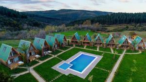 een luchtzicht op een huis met een zwembad op een veld bij Bisanthe Panorama in Kumbağ