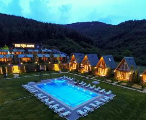 een luchtfoto van een resort met zwembad bij Bisanthe Panorama in Kumbağ