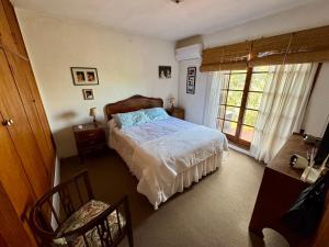 ein Schlafzimmer mit einem Bett und einem Fenster in der Unterkunft vainilla y lavanda in Ciudad de la Costa