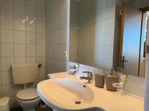 Koupelna v ubytování Pension Hirschburg Apartment 7 - Altheide + 4 fotografie