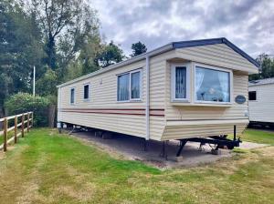 a mobile home is parked in a yard at East Coast in Port Seton