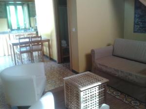 a living room with a couch and a table at A Cabana de Cao in Loiba +6 photos