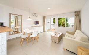 The lounge or bar area at Apartamentos Vibra Riviera