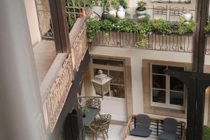 een balkon met stoelen en planten in een gebouw bij La Belle Époque Apartment in Luxemburg