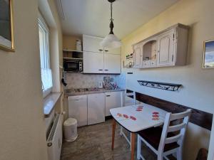 Η κουζίνα ή μικρή κουζίνα στο Allgäuer Bergerlebnis mit Hallenbad