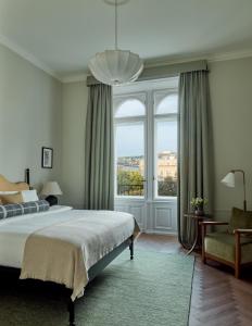 Giường trong phòng chung tại Miiro Palais Rudolf NEW OPENING +70 ảnh