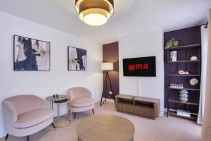 Televiisor ja/või meelelahutuskeskus majutusasutuses Comfortable, Stylish 3 Bed House with Off Street Parking and Superfast Wi-Fi +6 fotot