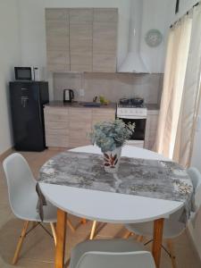 Entre Verde في كونسيبسيون ديل أوروغواي: مطبخ مع طاولة عليها مزهرية من الزهور