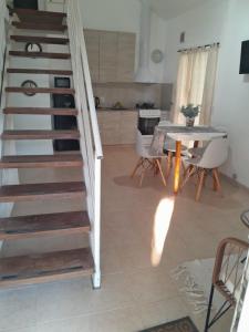 Entre Verde في كونسيبسيون ديل أوروغواي: درج في غرفة المعيشة مع طاولة وكراسي
