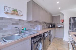 Köök või kööginurk majutusasutuses Comfortable, Stylish 3 Bed House with Off Street Parking and Superfast Wi-Fi