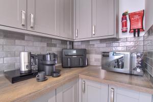 Köök või kööginurk majutusasutuses Comfortable, Stylish 3 Bed House with Off Street Parking and Superfast Wi-Fi