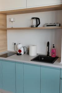 a kitchen with a counter top with a sink at Signature Promenada Beach in Mamaia Nord