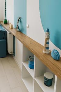 a wooden counter in a living room with a shelf at Signature Promenada Beach in Mamaia Nord