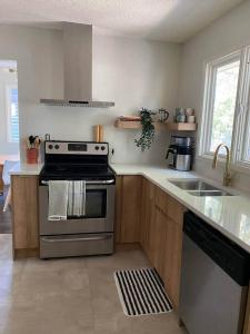 Η κουζίνα ή μικρή κουζίνα στο Serene Family Getaway-4Bed 3Bath | Super Location