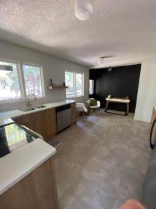 Η κουζίνα ή μικρή κουζίνα στο Serene Family Getaway-4Bed 3Bath | Super Location +67 φωτογραφίες