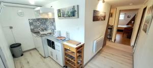 een kleine keuken met witte kasten en een aanrecht bij LA Grâce d'Amboise in Amboise