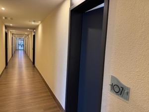 a hallway with a blue door in a building at Vinotel Dirmstein in Behringen