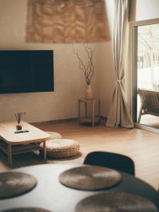 TV a/nebo společenská místnost v ubytování Miško Kortai